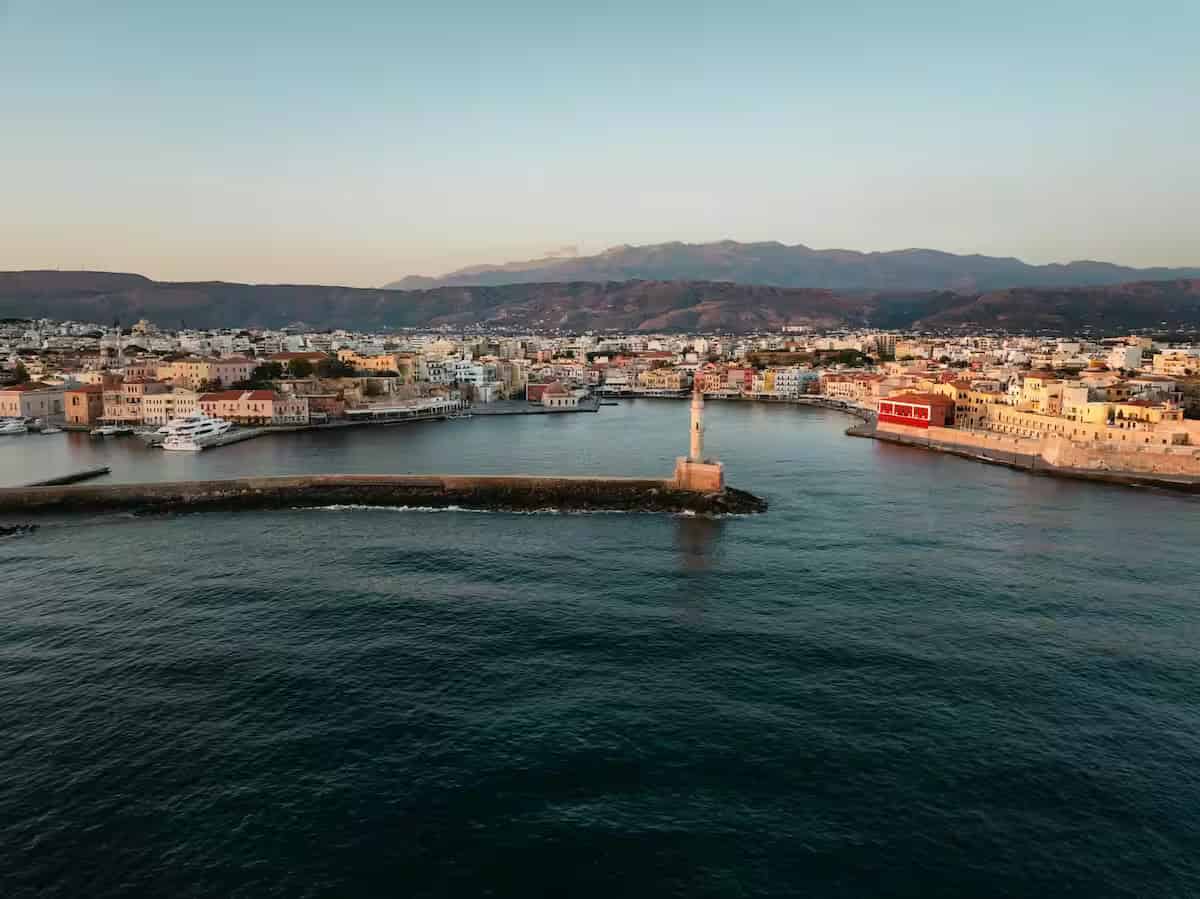 Εναέρια θέα του ιστορικού αιγυπτιακού-ενετικού φάρου και του παλιού λιμανιού των Χανίων στο ηλιοβασίλεμα