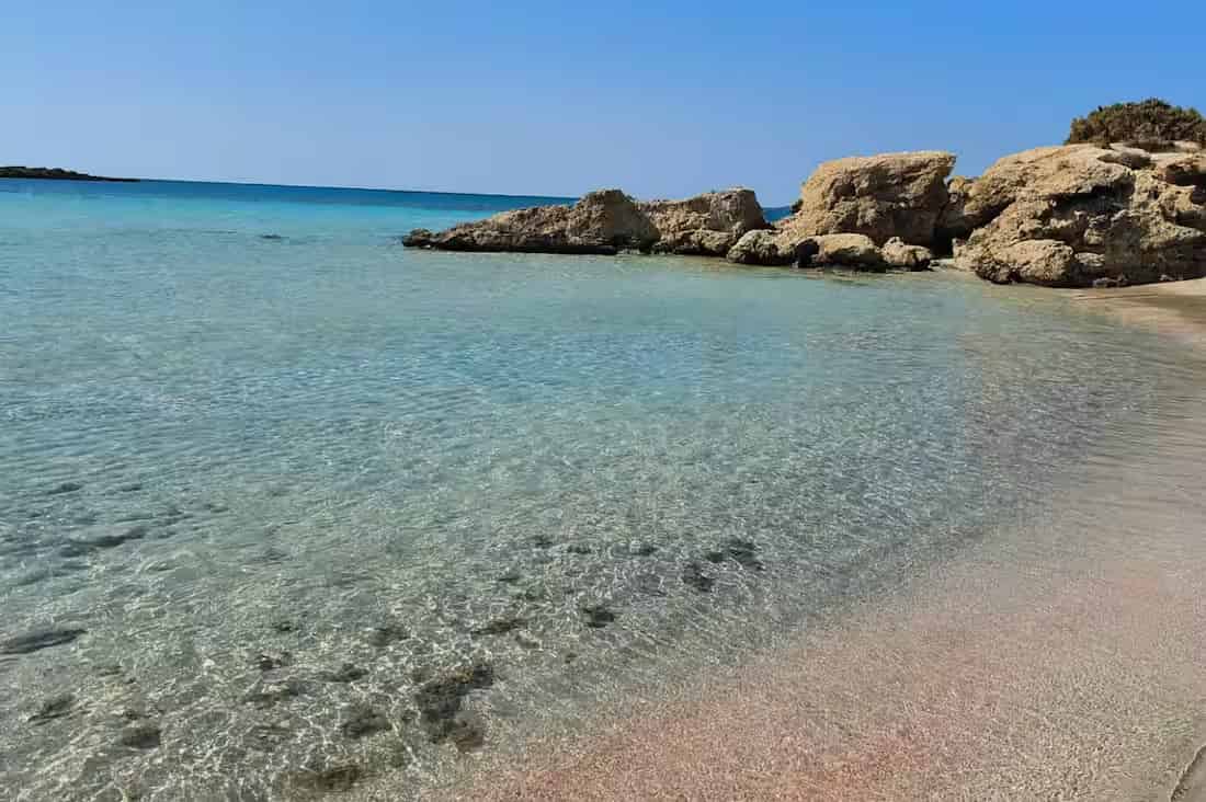 Απίστευτα καθαρά, ρηχά τιρκουάζ νερά της λιμνοθάλασσας Ελαφονησίου στη ΝΔ Κρήτη, γνωστή για την ιδιαίτερη ροζ άμμο
