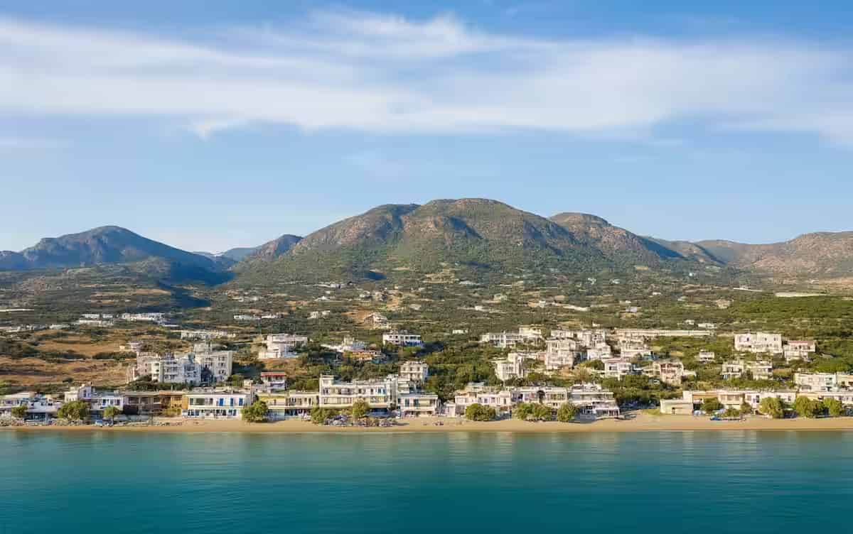 Εναέρια θέα του παραθαλάσσιου οικισμού Αναλήψεως με ζώνη resort, παραδοσιακά κτίρια και ορεινό τοπίο, Ηράκλειο Κρήτης