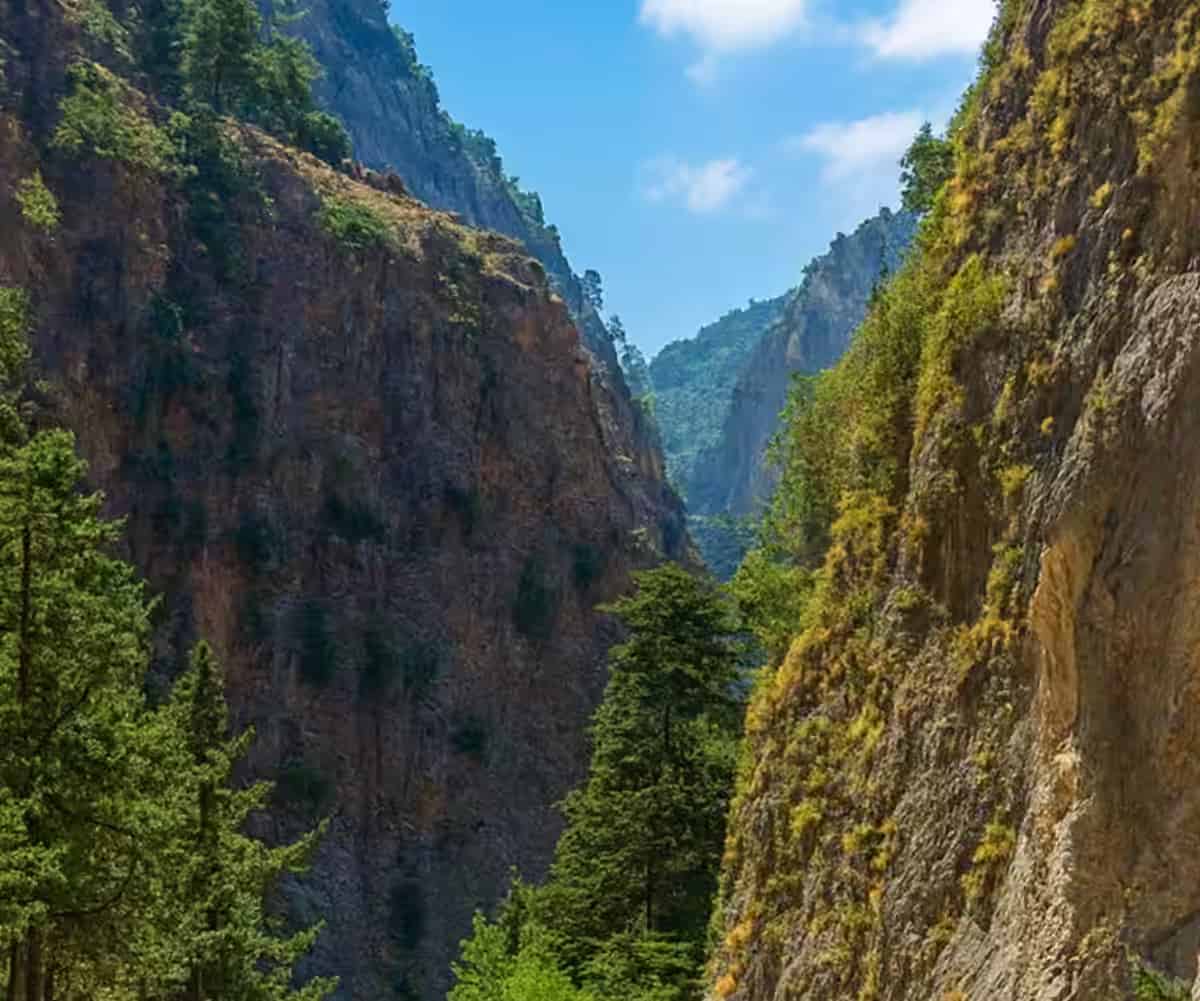 Στενό πέρασμα και επιβλητικοί γκρεμοί μέσα στο άγριο φαράγγι Σαμαριάς, Νοτιοδυτική Κρήτη