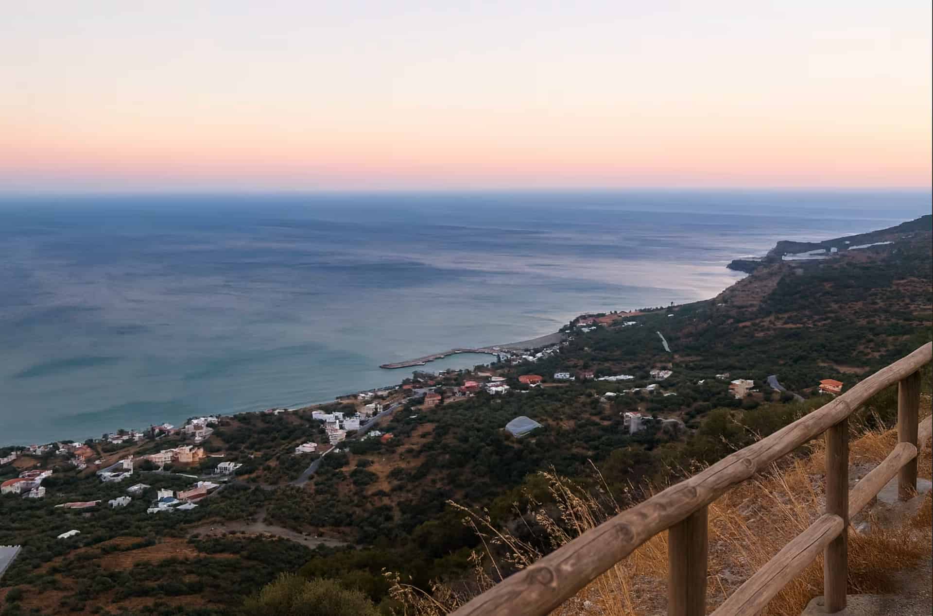 Δραματικό, άγριο τοπίο της νότιας ακτογραμμής της Κρήτης κοντά στη Βιάννο με απόκρημνους γκρεμούς και βαθύ μπλε Λιβυκό Πέλαγος