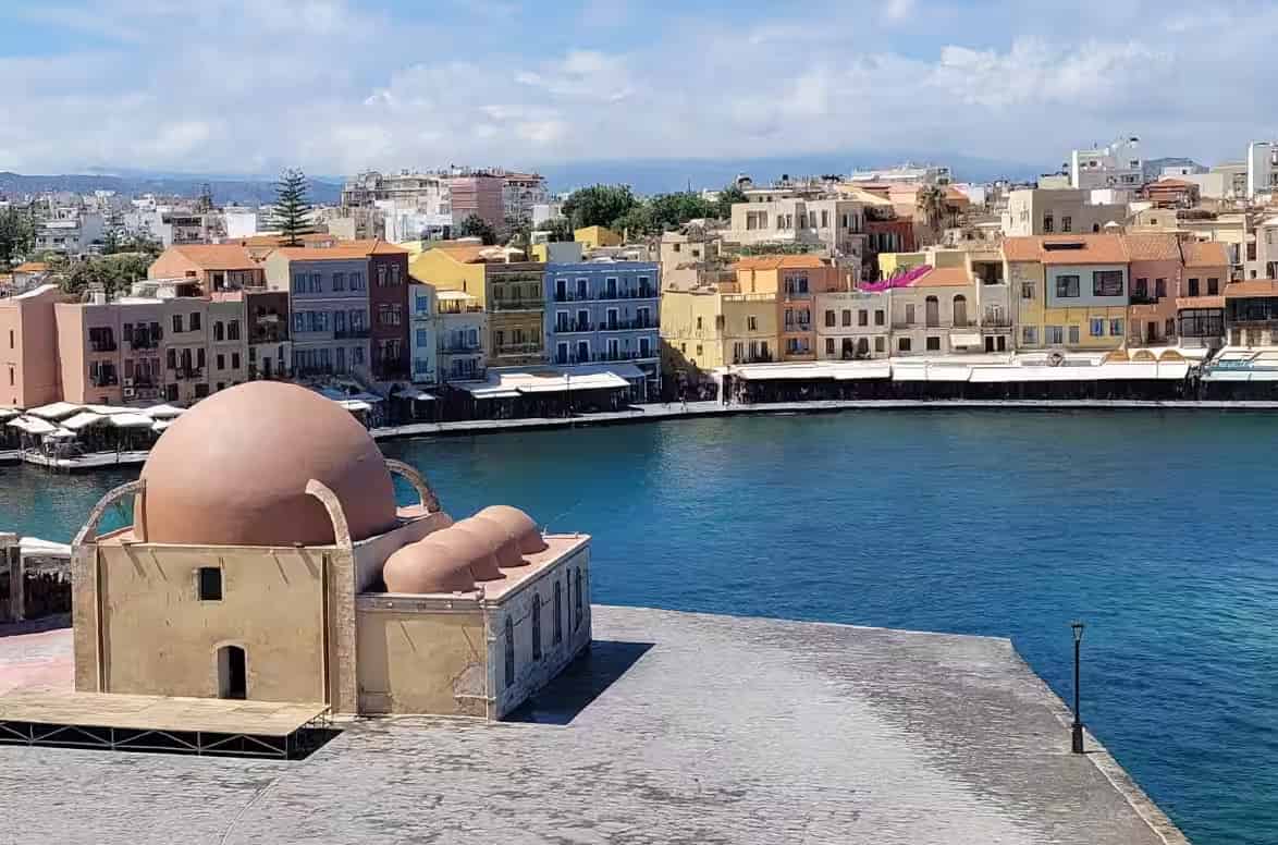 Το Γιαλί Τζαμισί (Κιουτσούκ Χασάν) στην προκυμαία του ενετικού παλιού λιμανιού Χανίων με πολύχρωμα παραθαλάσσια κτίρια στο φόντο