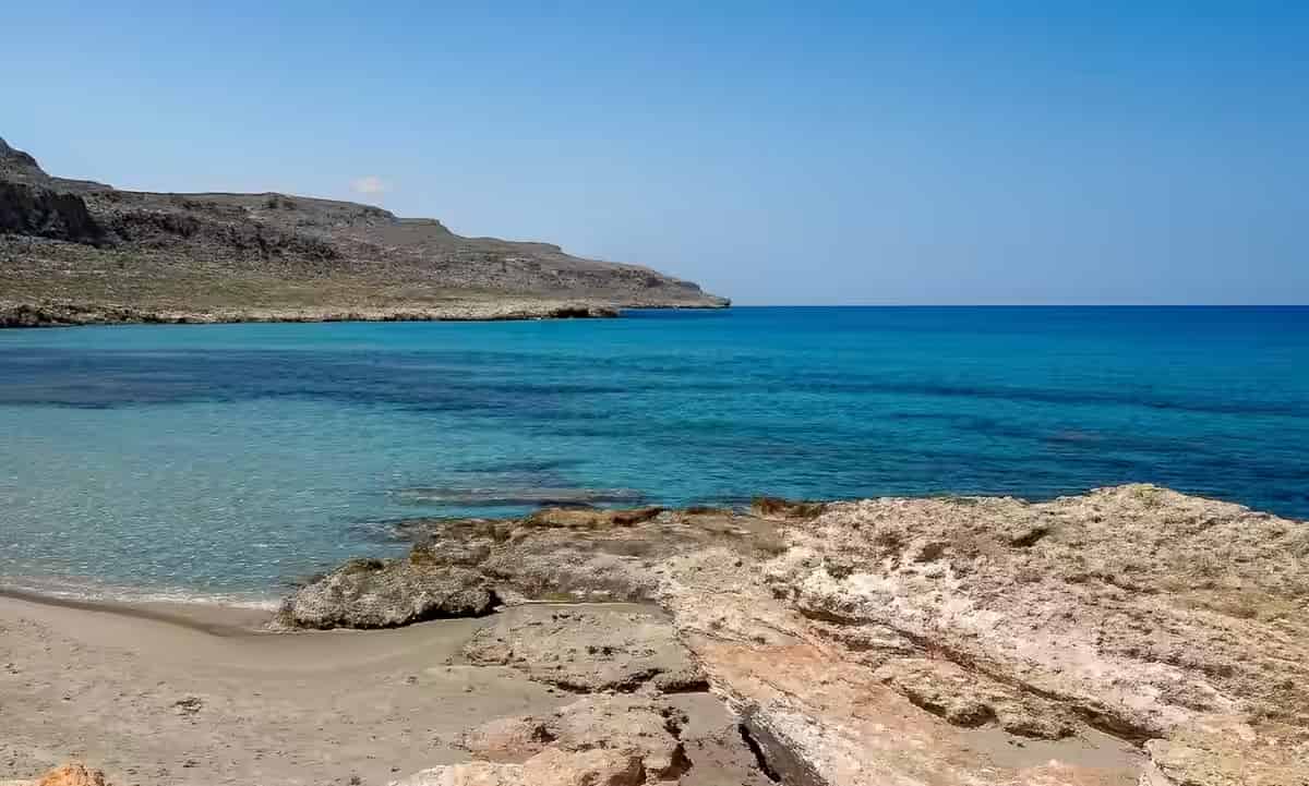 Κρυστάλλινα τιρκουάζ νερά και άγρια, άνυδρη ακτογραμμή κοντά στον Ξερόκαμπο στην Ανατολική Κρήτη, δείχνοντας τις απομονωμένες παρθένες παραλίες
