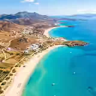 Vue aérienne des plages de la côte ouest de Naxos avec eau turquoise, sable blanc et paysage des Cyclades en arrière-plan