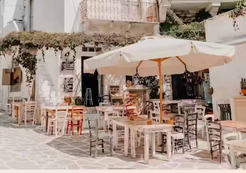 Maison-tour cycladique traditionnelle et ruelle étroite dans le village historique de Halki, île de Naxos, Grèce