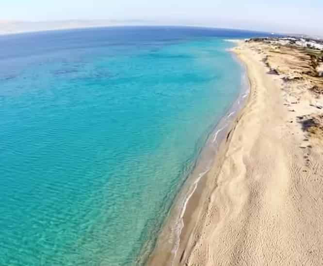 Plage de Plaka à Naxos avec 3 km de sable blanc fin et eau turquoise de la mer Égée, la plus longue plage des Cyclades, Grèce