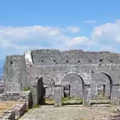 Arcade de piatră și ziduri antice ruinate ale cetății Rozafa, pe dealul care domină orașul Shkodra, Albania.