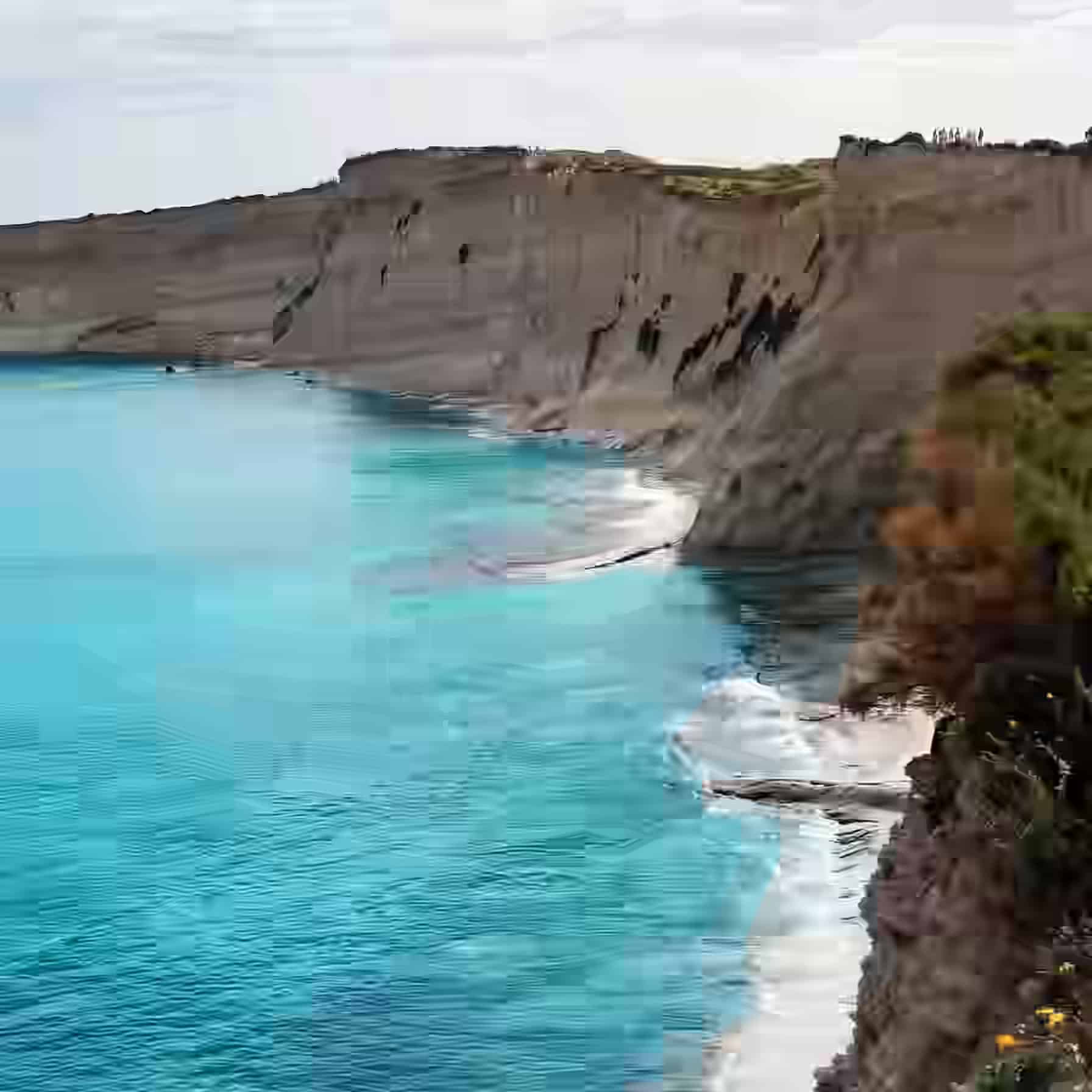 Hohe Kalksteinklippen, die bei Dingli auf Malta steil ins leuchtend blaue Mittelmeer abfallen.