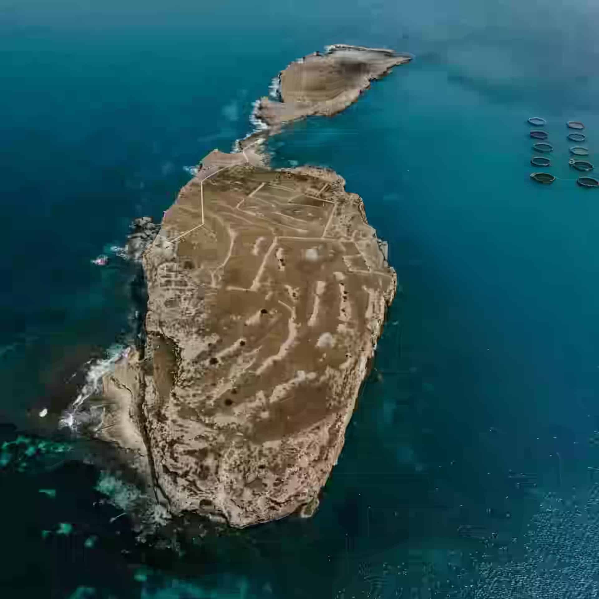 St. Paul's Island aus der Luft, kahler Fels umgeben von tiefblauem Meer vor der Küste bei Mellieħa, Malta.