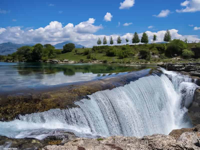 Blick auf die malerischen Niagarafälle an der Cijevna bei Podgorica.
