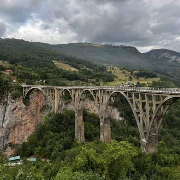 Die eindrucksvolle Konstruktion der monumentalen Tara-Brücke über einer tiefen grünen Schlucht.