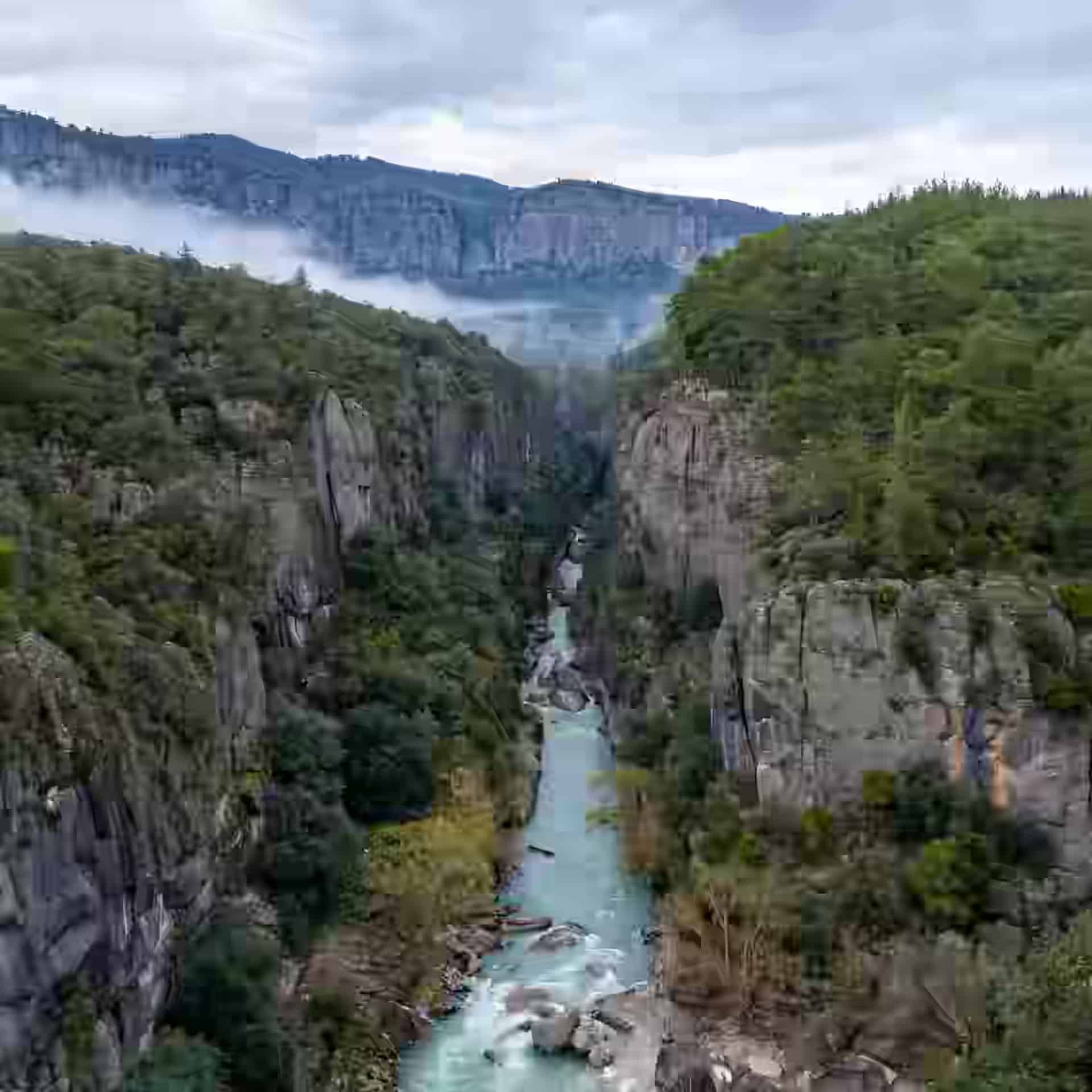 Râul curgând între faleze stâncoase abrupte și păduri verzi de pini în canionul Köprülü, în interiorul uscatului lângă Antalya, Turcia.