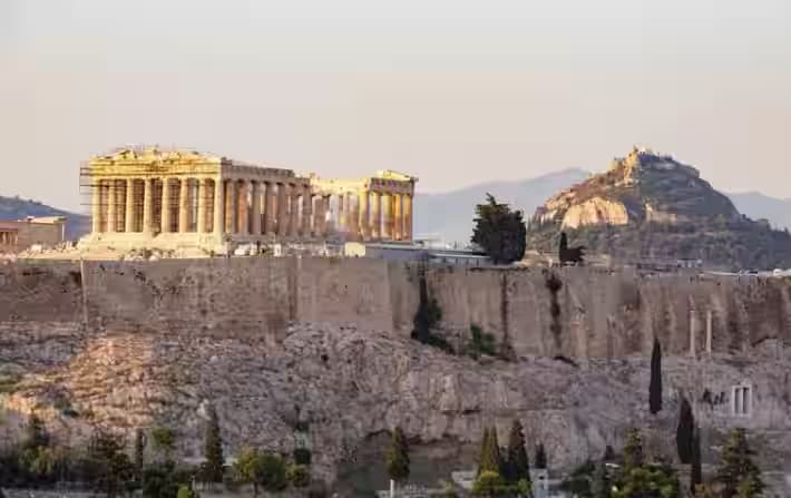 Widok z lotu ptaka na wzgórze Akropolu i Partenon z widokiem na historyczną dzielnicę Plaka w Atenach.
