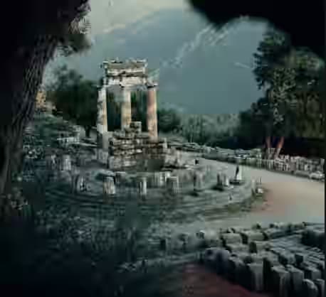 Starożytny okrągły Tolos Ateny Pronaia na stanowisku archeologicznym w Delfach, otoczony zielonymi górami.