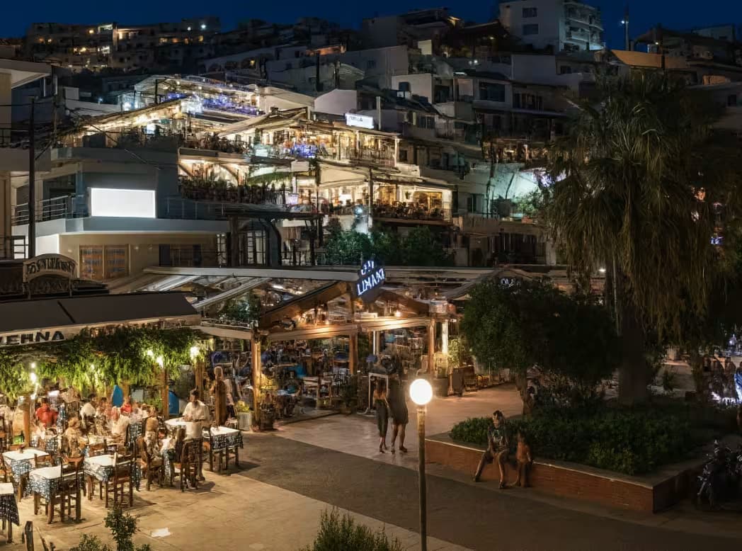 Πανοραμική θέα του γραφικού θέρετρου Αγία Γαλήνη στη Νότια Κρήτη με λιμάνι και λευκά σπίτια στο λόφο