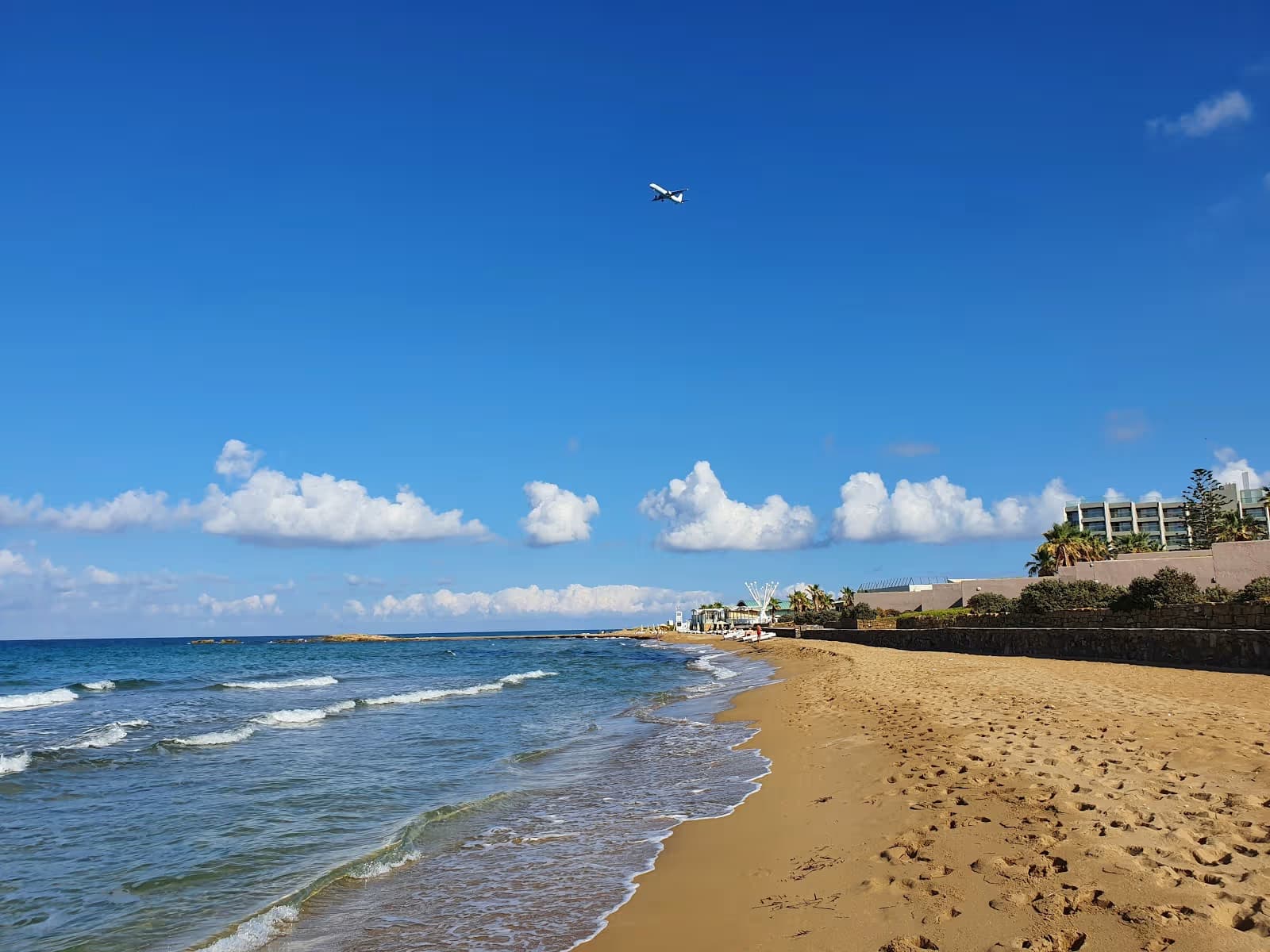 Η αμμώδης παραλία Αρίνα στη βόρεια ακτή της Κρήτης