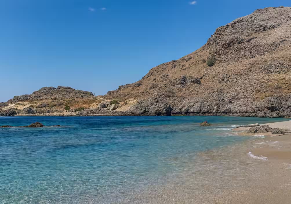 Παραλία Δαμνόνι κοντά στο Πλακιά, Νότιο Ρέθυμνο, Κρήτη, με έντονα τιρκουάζ νερά και άγριους, άνυδρους λόφους