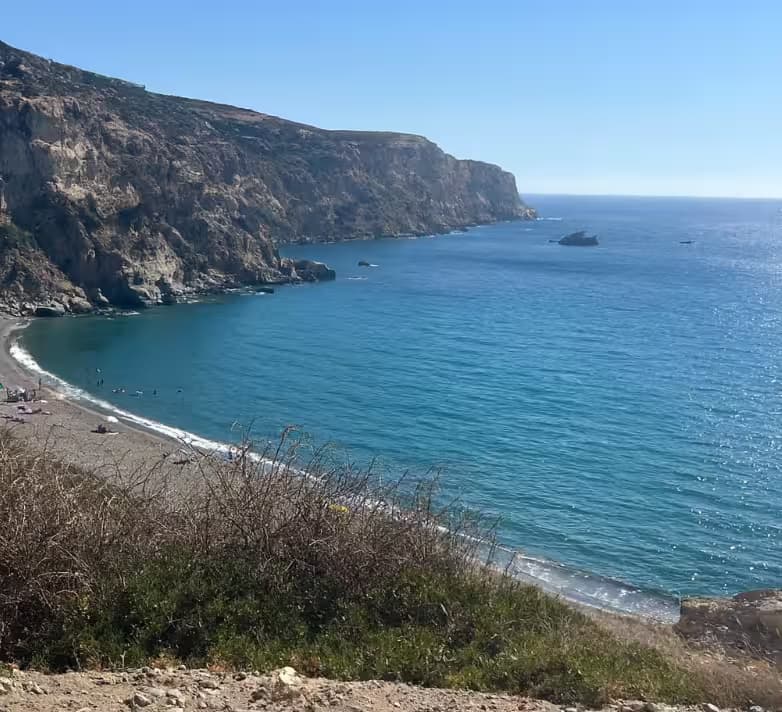 Πλατιά, παρθένα αμμουδιά του Κομμού με καθαρά τιρκουάζ νερά και αρχαιολογικό χώρο στο βάθος, Νότια Κρήτη