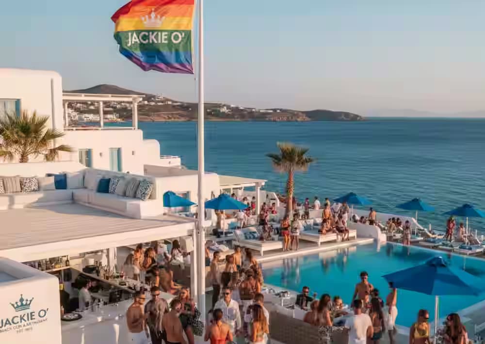 Ospiti che si godono una giornata di sole bordo piscina al Jackie O' Beach Club di Mykonos