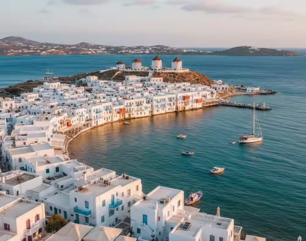 I caratteristici mulini a vento di Mykonos e il lungomare della Piccola Venezia al tramonto, Cicladi, Grecia