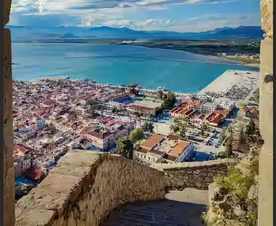 Θέα της πόλης του Ναυπλίου και του Αργολικού Κόλπου μέσα από πέτρινη καμάρα στο Παλαμήδι.