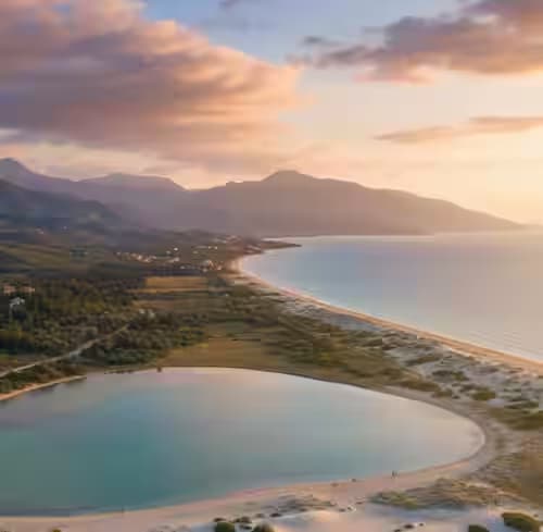Panoramablick auf die historische Korfu-Altstadt mit orangefarbenen Dächern und der venezianischen Festung – Top-Ziel für Mietwagen-Reisende.