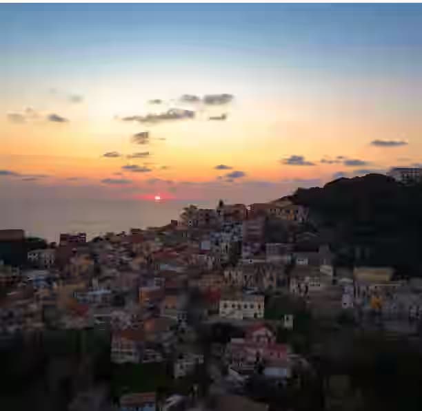 Panoramablick auf die historische Korfu-Altstadt mit orangefarbenen Dächern und venezianischer Festung – Highlight für Mietwagen-Reisende.