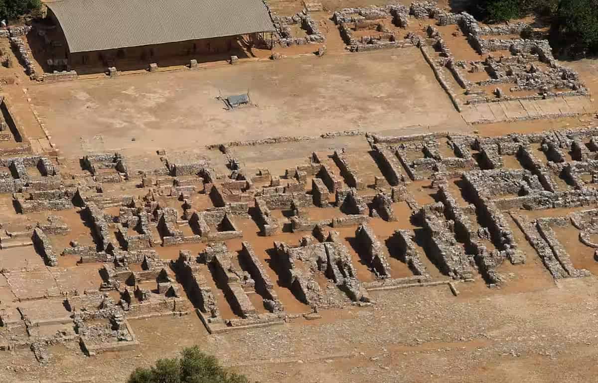 Εναέρια θέα των εκτεταμένων αρχαιολογικών ερειπίων και θεμελίων του μινωικού ανακτόρου Μαλίων, Ανατολική Κρήτη