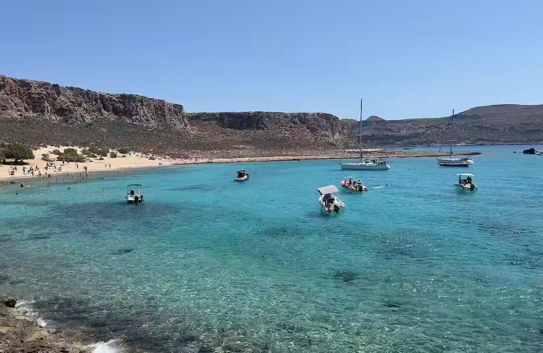 Vue en hauteur sur la lagune de Balos et l’île Imeri Gramvousa, La Canée, nord-ouest de la Crète, avec eaux turquoise et bleu profond et plage de sable préservée