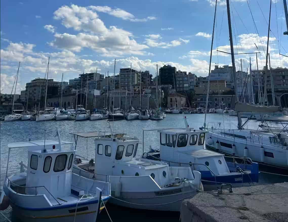 Παραδοσιακά καΐκια και σύγχρονα γιοτ δεμένα στο παλιό λιμάνι Ηρακλείου, Κρήτη