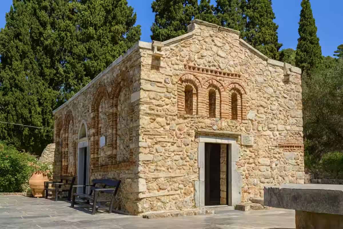 Πέτρινοι εξωτερικοί τοίχοι και καμαρωτά παράθυρα της περίφημης βυζαντινής εκκλησίας Παναγία Κερά κοντά στην Κριτσά, Ανατολική Κρήτη