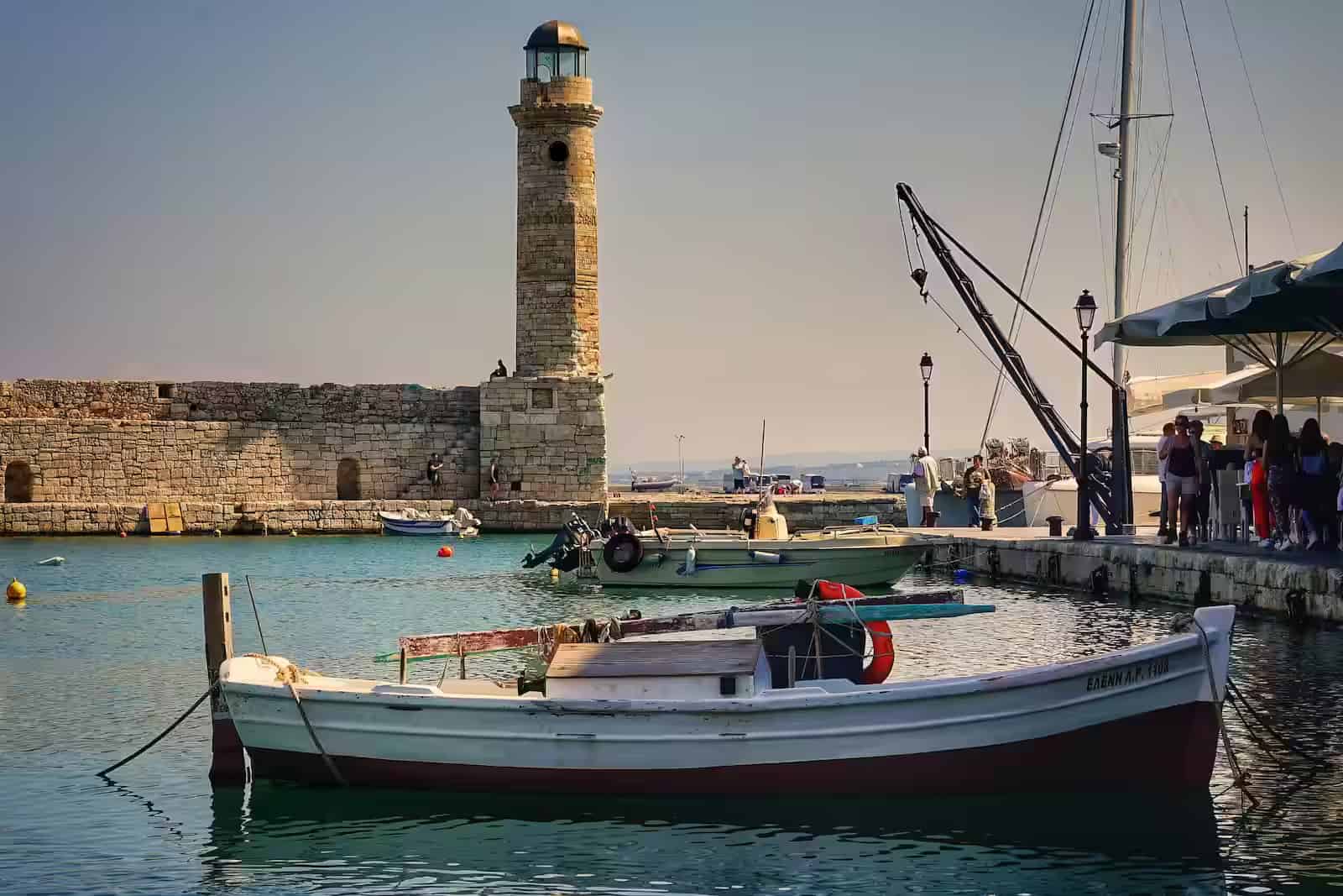 Ιστορικός ενετικός φάρος και παραδοσιακές ψαρόβαρκες στο παλιό λιμάνι Ρεθύμνου, Κρήτη