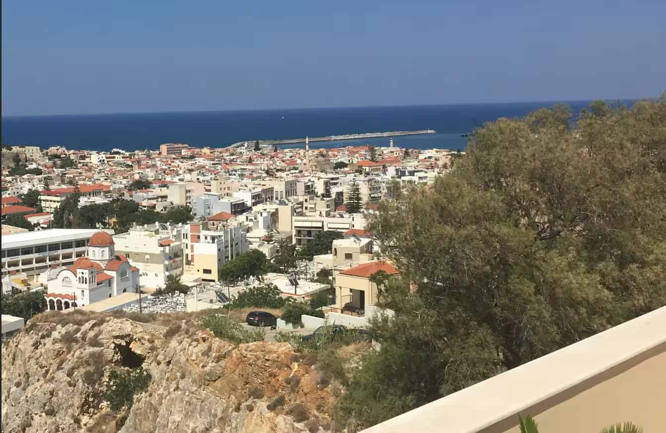 Υπερυψωμένη πανοραμική θέα της παλιάς πόλης Ρεθύμνου και του ορίζοντα που οδηγεί στο ενετικό λιμάνι και το Μεσογείο