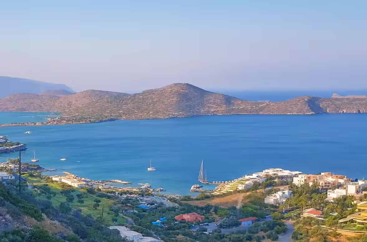 Υπερυψωμένη πανοραμική θέα στα θέρετρα της Ελούντας και τα τιρκουάζ νερά του κόλπου του Μιραμπέλου, Ανατολική Κρήτη