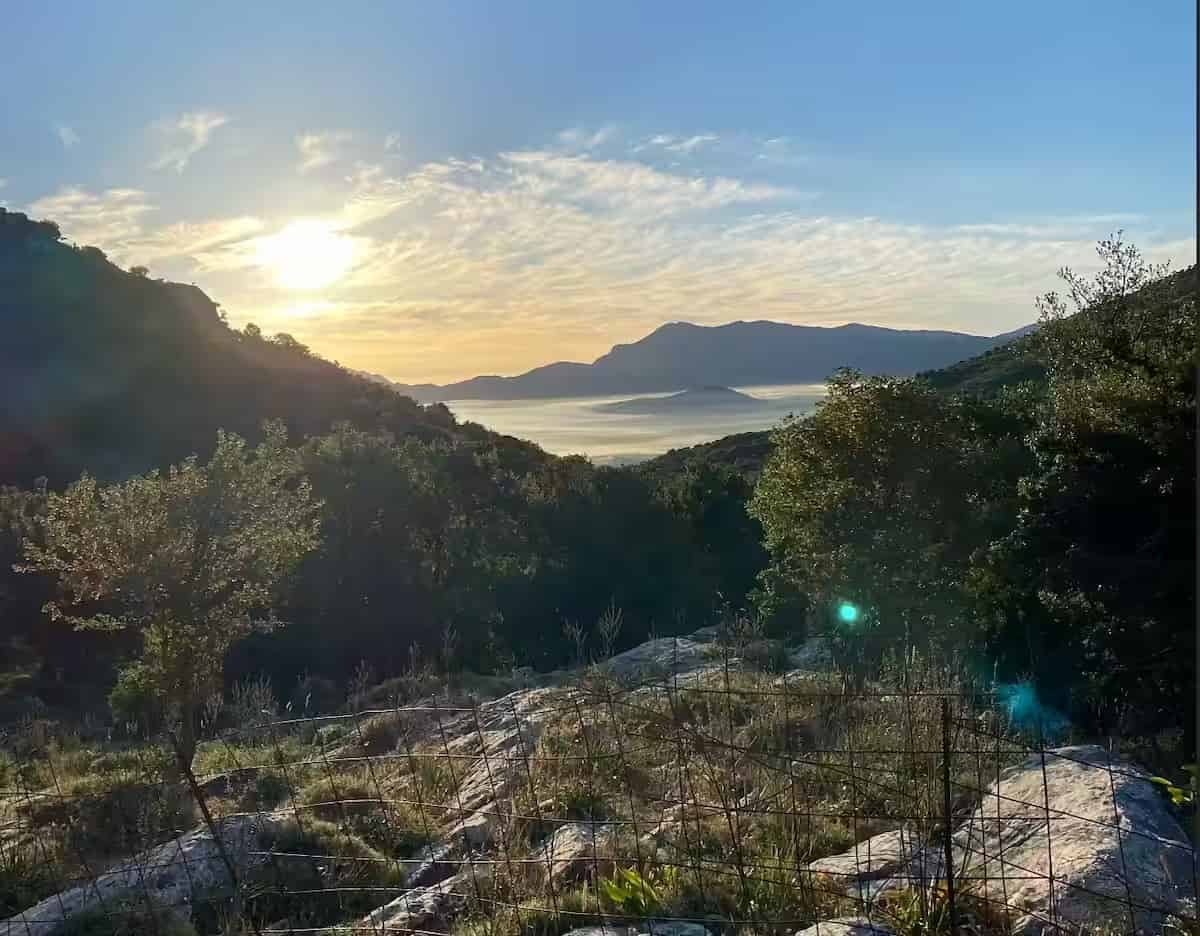 Πανοραμική θέα του εύφορου Οροπεδίου Λασιθίου πλαισιωμένου από βουνά την ώρα της ανατολής, Ανατολική Κρήτη