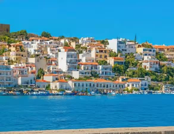 Το ενετικό και οθωμανικό φρούριο Καζάρμα (Καστέλι) στην πλαγιά που κοιτά την πόλη και το λιμάνι της Σητείας, Ανατολική Κρήτη, Ελλάδα