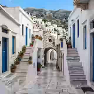 Rues pavées en marbre et maisons en pierre blanchies à la chaux du village de montagne d'Apiranthos, Naxos, Cyclades, Grèce