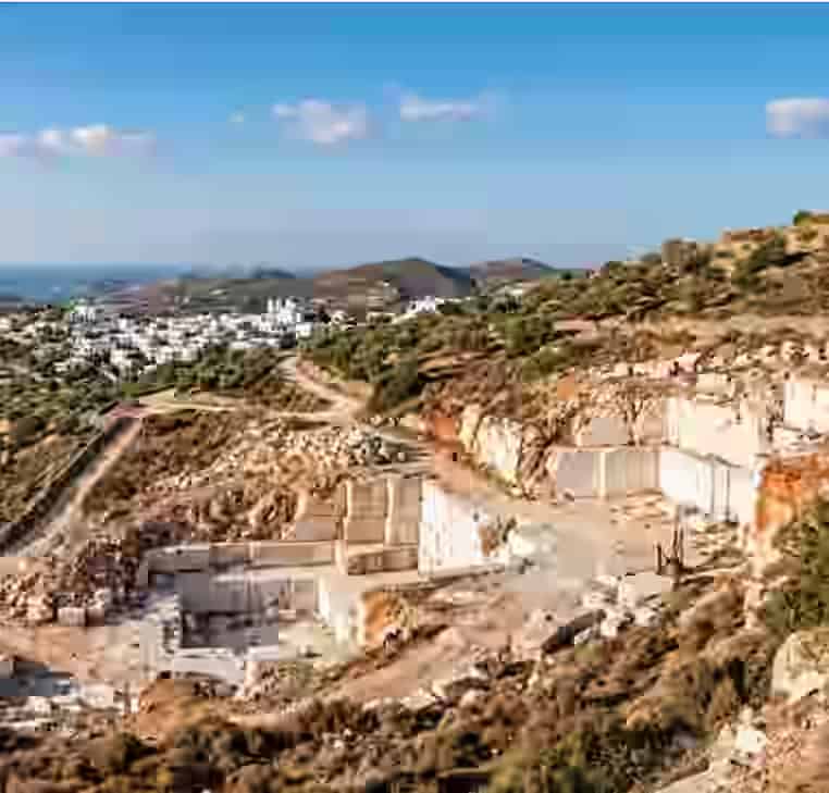 Le storiche cave di marmo di Marathi a Paros, Grecia, che mostrano il sito di estrazione del famoso marmo pario. Una destinazione interna unica, facilmente raggiungibile con un noleggio auto Karpadu.