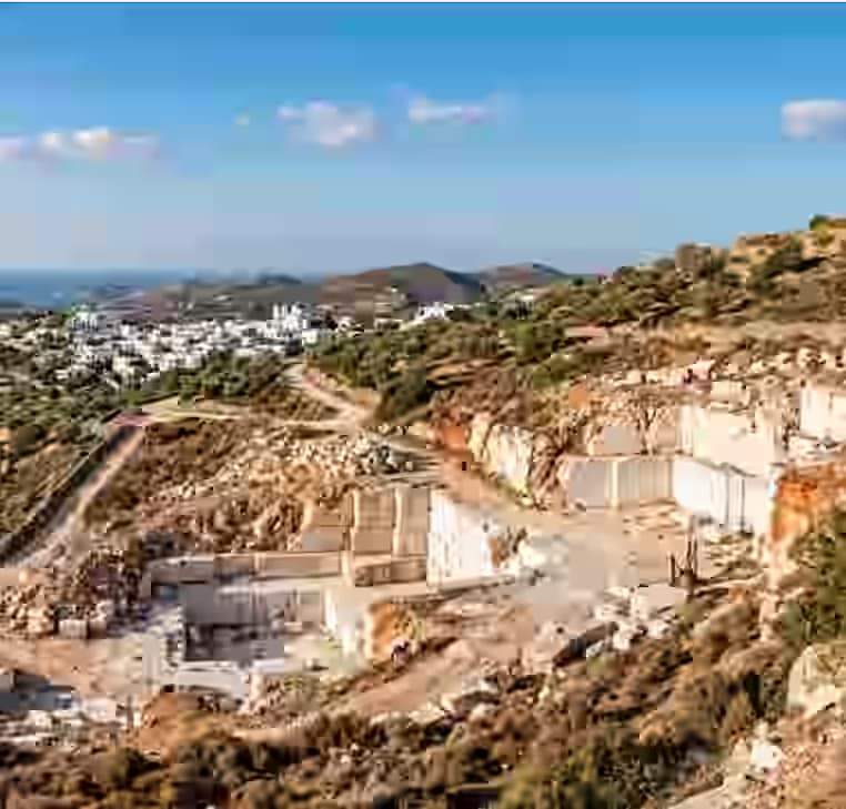 Die historischen antiken Marmorsteinbrüche von Marathi auf Paros, Griechenland, die die Abbaufläche des berühmten Parischen Marmors zeigen. Ein einzigartiges Ziel im Inselinneren, leicht erreichbar mit einem Karpadu Mietwagen.