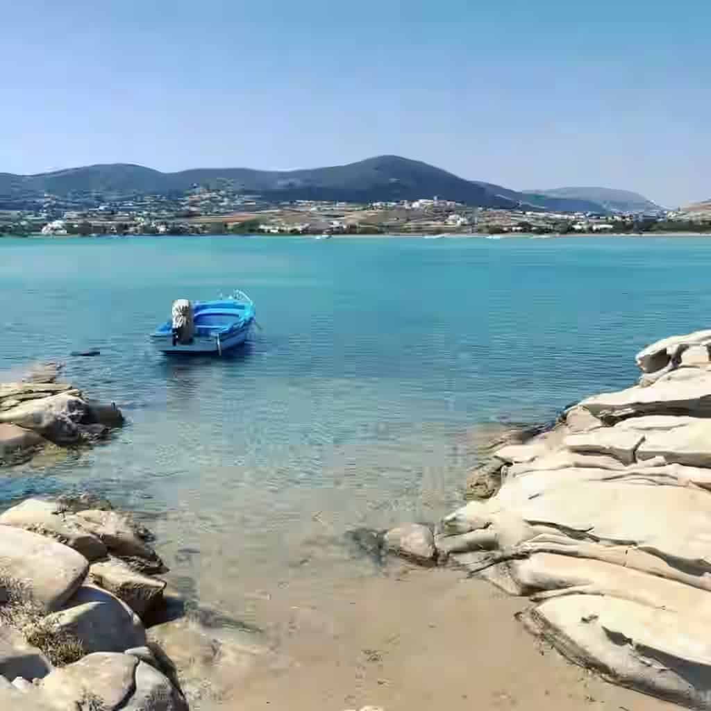 Uniche formazioni granitiche e acque cristalline color turchese alla spiaggia di Kolymbithres a Paros, Grecia. Facilmente raggiungibile con un noleggio auto Karpadu per una giornata perfetta al mare.