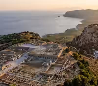 Luftaufnahme bei Sonnenuntergang über der archäologischen Stätte Alt-Kamiros auf Rhodos – am besten erkundet mit dem Karpadu Mietwagen.