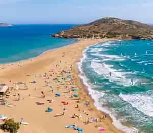 Widok z lotu ptaka na plażę Prasonisi na Rodos, gdzie Morze Egejskie spotyka Śródziemne – obowiązkowa trasa z wynajętym samochodem Karpadu.