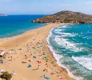 Luftaufnahme des Strandes Prasonisi auf Rhodos, wo Ägäis und Mittelmeer aufeinandertreffen – ein Must-Drive-Ziel mit dem Karpadu Mietwagen.