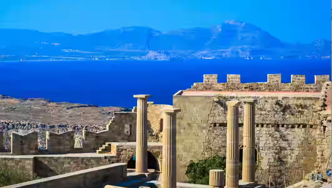 Antike Akropolis von Lindos mit Blick auf das blaue Mittelmeer auf Rhodos – bequem erreichbar mit dem Karpadu Mietwagen.