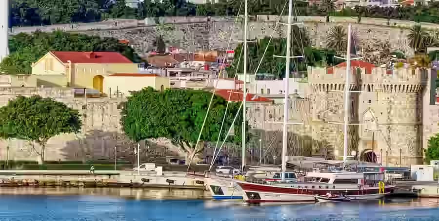 Widok na Średniowieczne Stare Miasto Rodos i port Mandraki z żaglówkami – obowiązkowy punkt wycieczki z wynajętym samochodem Karpadu.