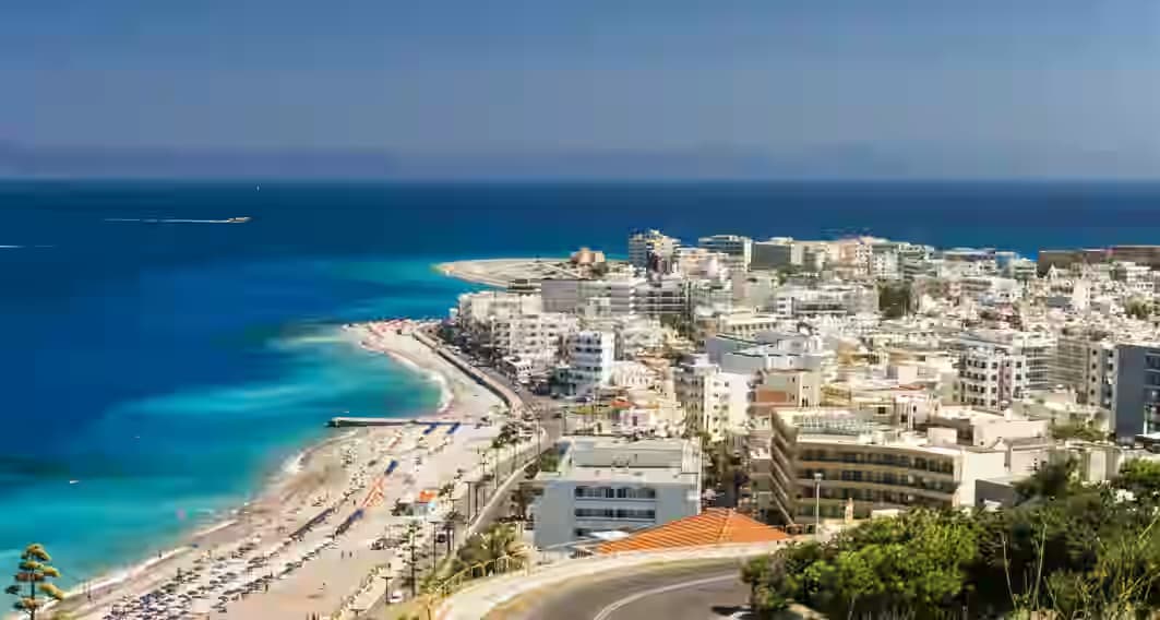 Panoramiczny widok na plażę w Rodos i wybrzeże Morza Egejskiego – idealne miejsce do odkrywania wyspy z wynajętym samochodem Karpadu.