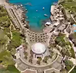 Luftaufnahme des Kallithea-Denkmals und der türkisfarbenen Bucht auf Rhodos – ein elegantes Ausflugsziel, einfach erreichbar mit dem Karpadu Mietwagen.