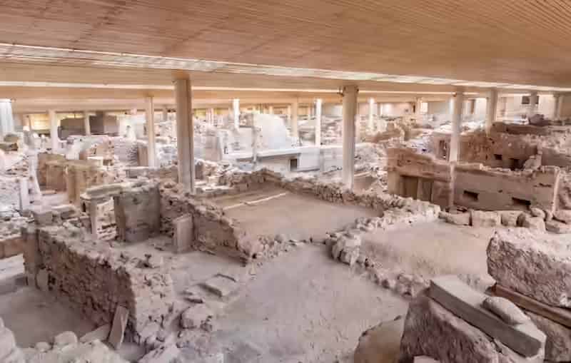Ανασκαμμένα πολυώροφα μινωικά κτίρια και αρχαίοι δρόμοι στον καλυμμένο αρχαιολογικό χώρο Ακρωτηρίου, Σαντορίνη