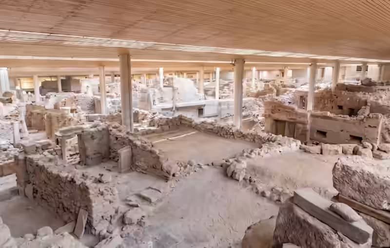 Wykopane wielopiętrowe budynki minojskie i starożytne brukowane ulice na zadaszonym stanowisku archeologicznym Akrotiri, Santorini