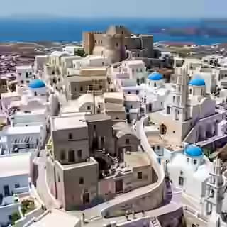 Średniowieczna wioska Pyrgos na szczycie Santorini z tradycyjnymi kamiennymi domami i panoramicznym widokiem na winnice wyspy